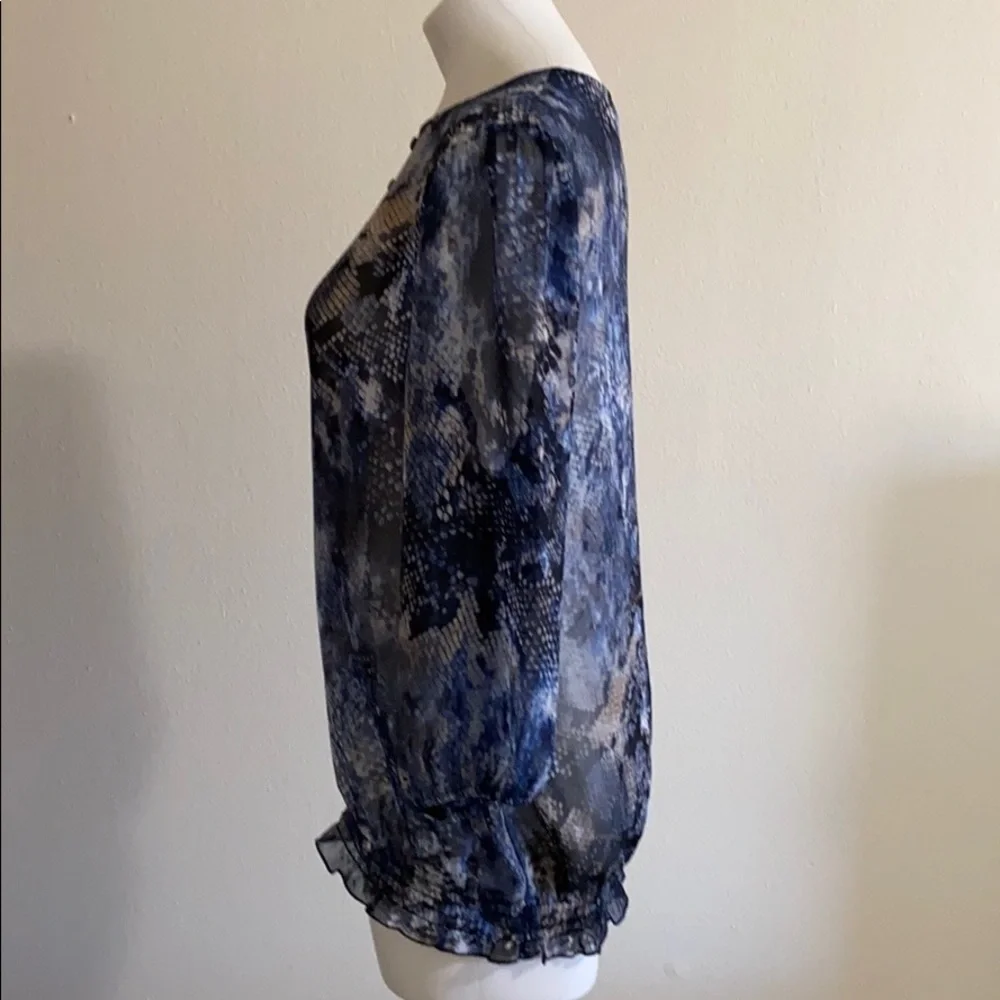CHICOS blue sneak print blouse size 2